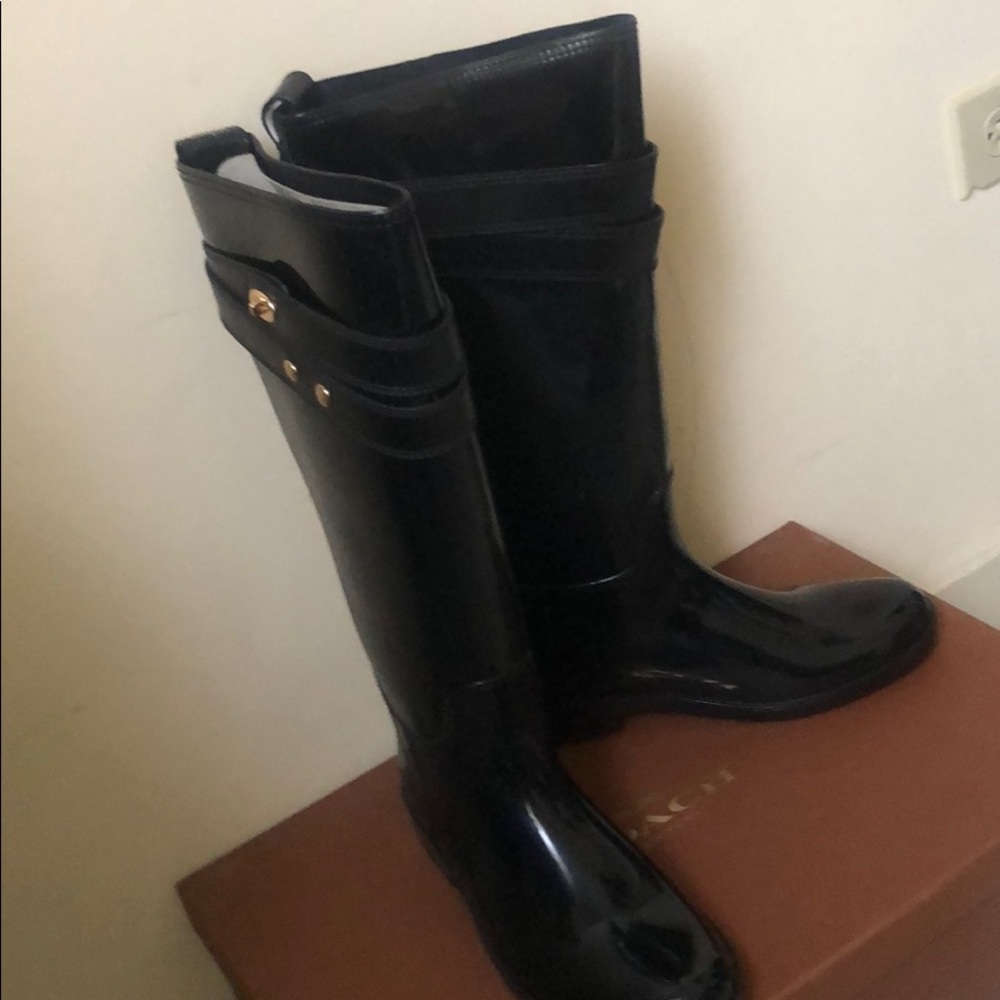 Coach - Picture 2 of 5